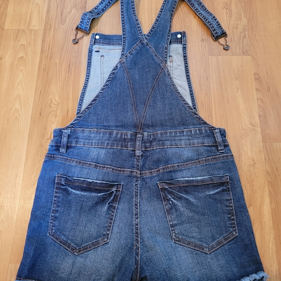 Jean-shorts overalls with North Face toque. Also looks cute with leggings 😊 - Picture 3 of 12